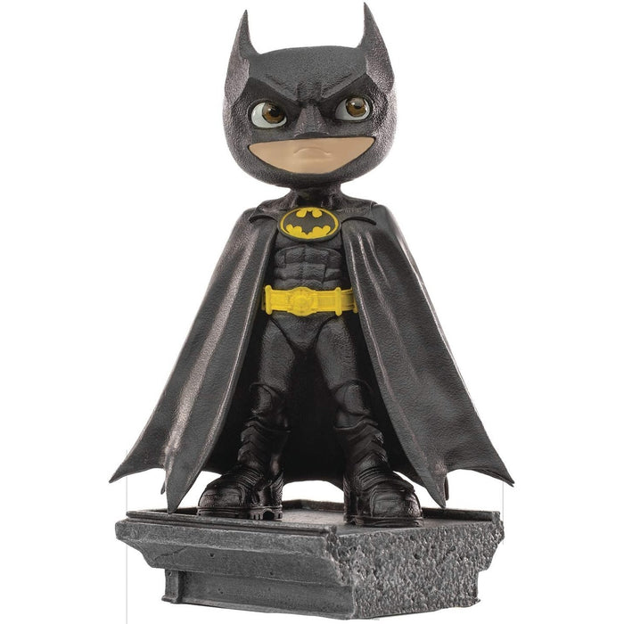 Iron Studios MiniCo Batman '89 gyűjtői figura fekete kosztümben, Gotham-katedrális talapzaton